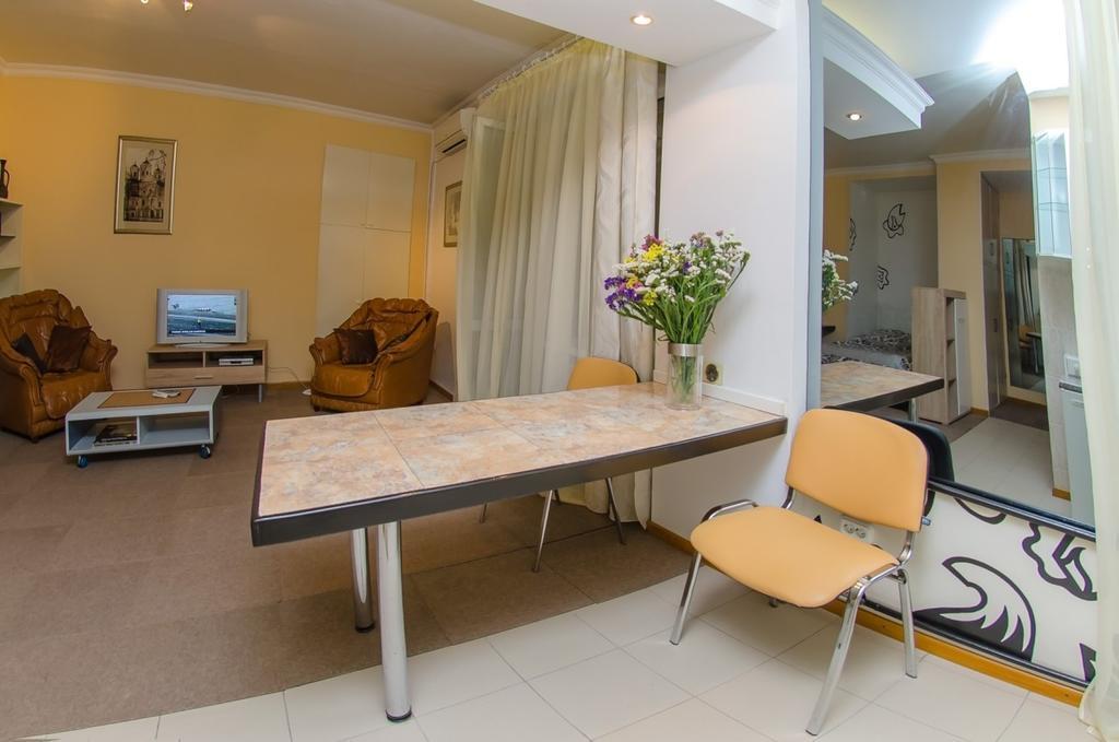 Apartment Triokhsviatytelskaya Street 3 Киев Экстерьер фото